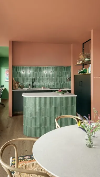 Cocina con azulejos efecto barro en tonos cálidos, colección Lume de Marazzi