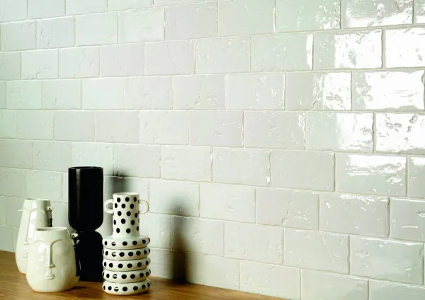 Cocina con azulejos efecto barro, colección Malta de Natucer