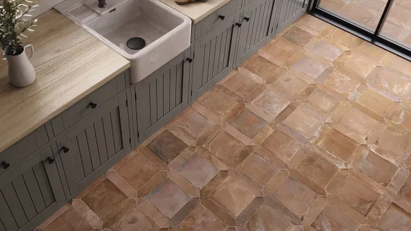 Cocina con azulejos efecto barro en tonos cálidos, colección Menorca de Ape