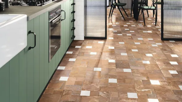 Cocina con azulejos efecto barro en tonos cálidos, colección Menorca de Ape