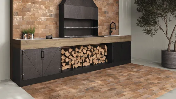 Cocina con azulejos efecto barro en tonos cálidos, colección Menorca de Ape