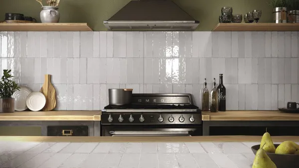 Cocina con azulejos efecto barro en tonos neutros, colección Murus de Ape