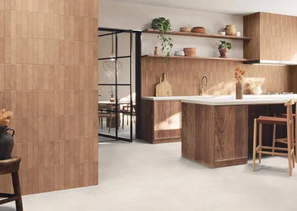 Cocina con azulejos efecto barro en tonos cálidos, colección Revival de Colorker