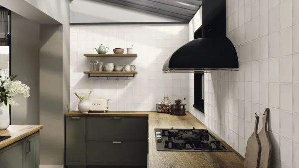 Cocina con azulejos efecto barro en tonos neutros, colección Sintra de Ape