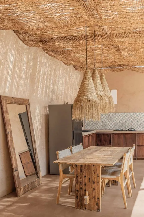 Cocina con azulejos efecto barro en tonos cálidos, colección Slow de Marazzi