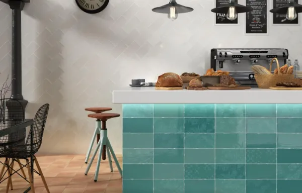 Cocina con azulejos efecto barro en tonos fríos, colección Terracota de Dune