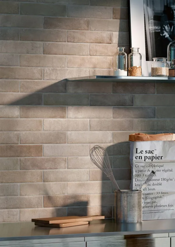 Cocina con azulejos efecto barro en tonos cálidos, colección Terramix de Marazzi