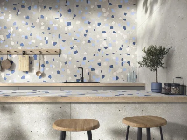 Cocina con azulejos efecto cemento en tonos neutros, colección Ama de Ape