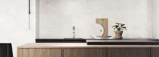 Cocina con azulejos efecto cemento en tonos neutros, colección Ama de Ape