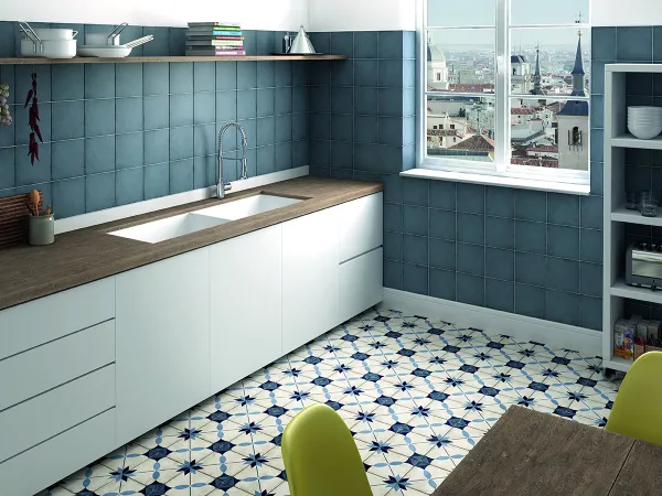Cocina con azulejos efecto cemento en tonos fríos, colección Art nouveau de Equipe