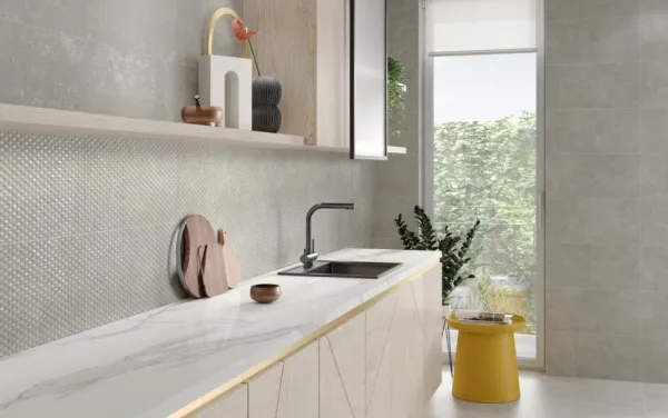 Cocina con azulejos efecto cemento en tonos neutros, colección Aston de Colorker