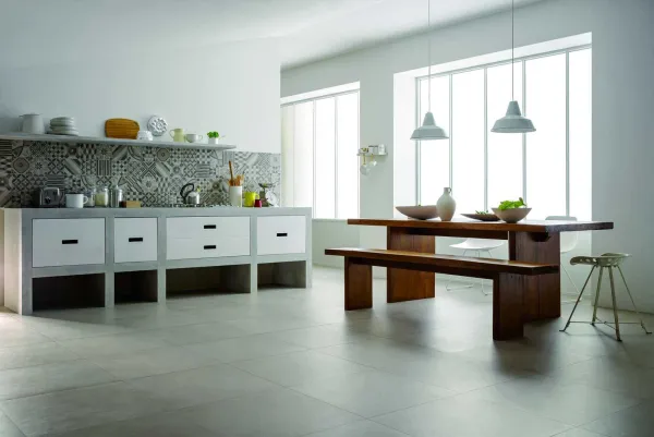 Cocina con azulejos efecto cemento en tonos neutros, colección Block de Marazzi