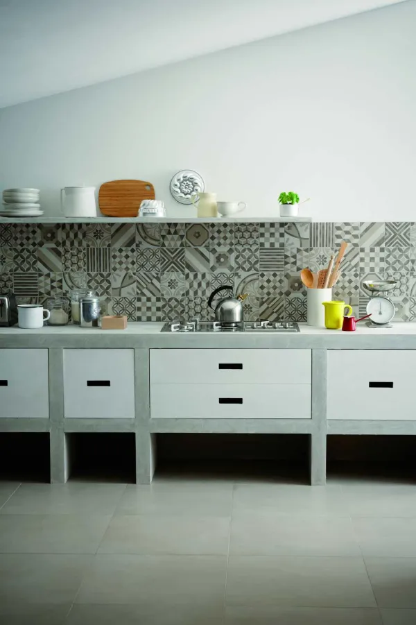 Cocina con azulejos efecto cemento en tonos neutros, colección Block de Marazzi