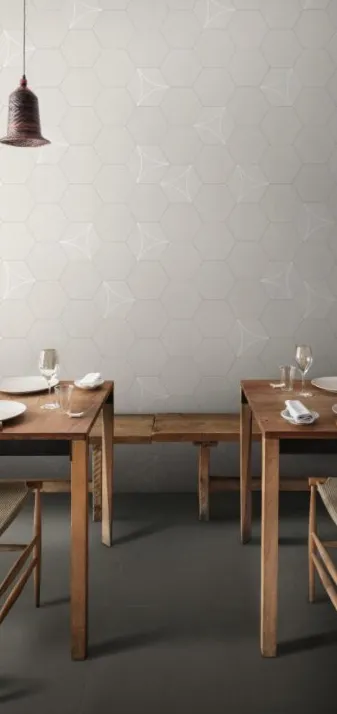 Cocina con azulejos efecto cemento en tonos neutros, colección Cementum de Marazzi