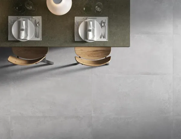 Cocina con azulejos efecto cemento en tonos neutros, colección Chrome de Metropol