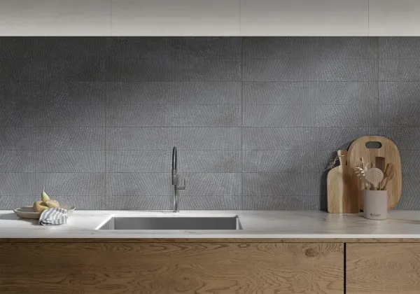 Cocina con azulejos efecto cemento en tonos neutros, colección Chrome de Metropol