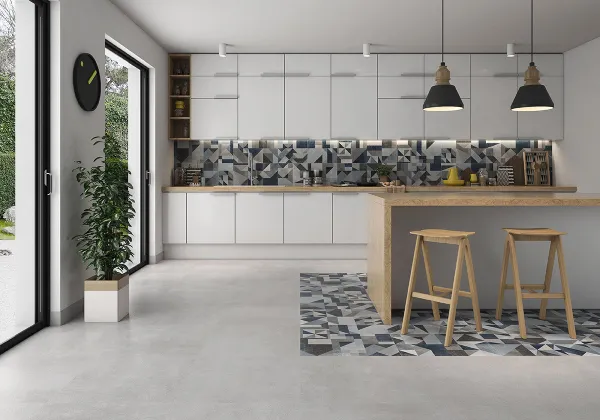 Cocina con azulejos efecto cemento en tonos neutros, colección Core de Argenta