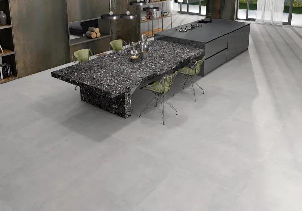 Cocina con azulejos efecto cemento en tonos neutros, colección Cosmopolita de TAU ceràmica