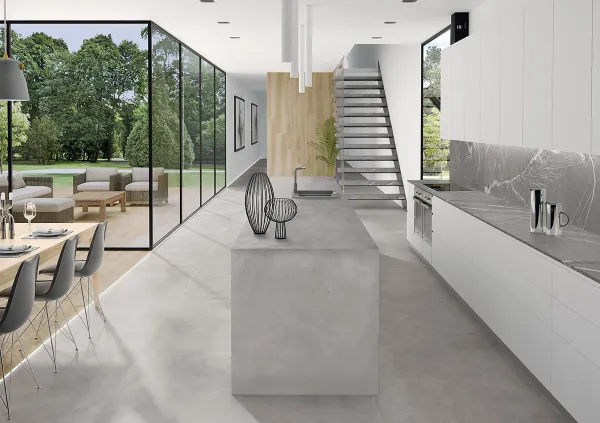 Cocina con azulejos efecto cemento en tonos neutros, colección Cosmopolita de TAU ceràmica