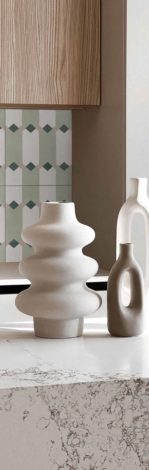 Cocina con azulejos efecto cemento en tonos neutros, colección Crea de Aparici