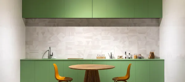 Cocina con azulejos efecto cemento en tonos cálidos, colección Crea de Aparici