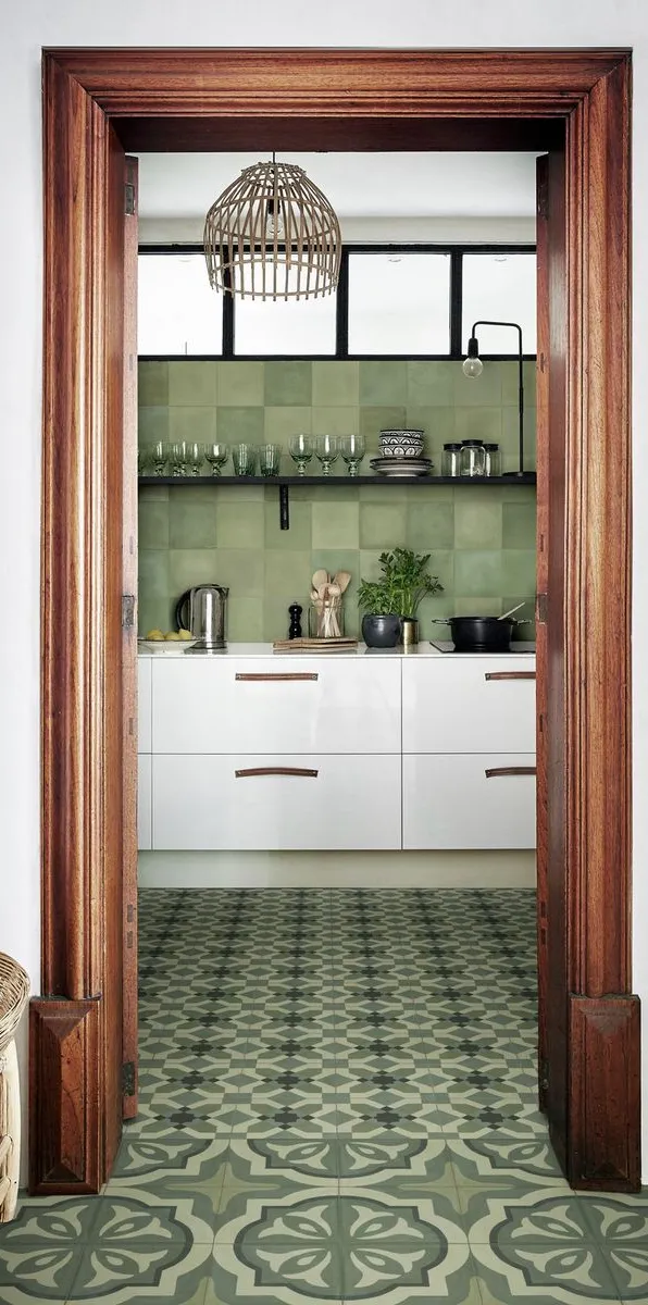 Cocina con azulejos efecto cemento en tonos fríos, colección D_segni de Marazzi