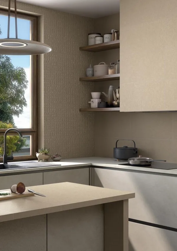 Cocina con azulejos efecto cemento en tonos cálidos, colección Duo de Vives