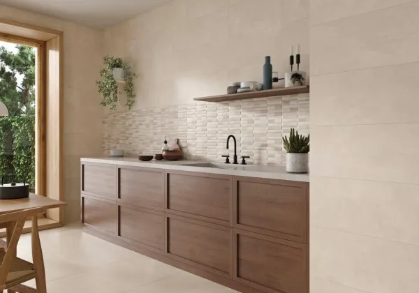 Cocina con azulejos efecto cemento en tonos cálidos, colección Elementi de STN