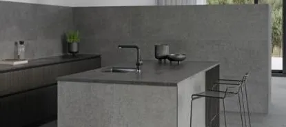 Cocina con azulejos efecto cemento en tonos neutros, colección Gravel de Argenta