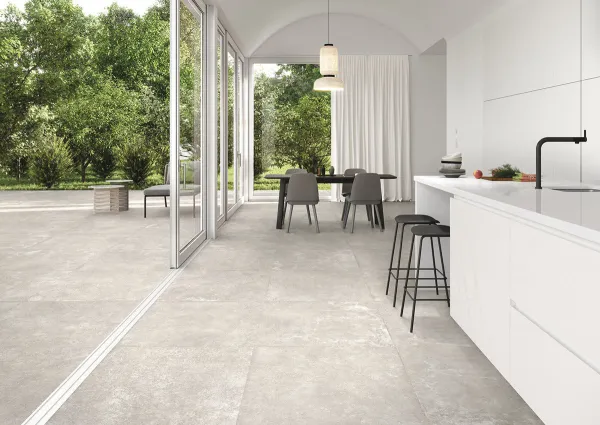 Cocina con azulejos efecto cemento en tonos neutros, colección Grunge de Peronda