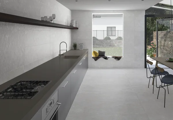 Cocina con azulejos efecto cemento en tonos neutros, colección Grunge de Peronda