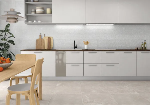 Cocina con azulejos efecto cemento en tonos neutros, colección Grunge de Peronda