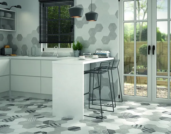 Cocina con azulejos efecto cemento en tonos neutros, colección Hexatile cement de Equipe