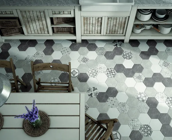 Cocina con azulejos efecto cemento en tonos neutros, colección Hexatile cement de Equipe