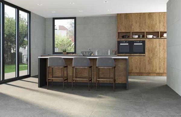 Cocina con azulejos efecto cemento en tonos neutros, colección Infinity de Ecoceramic