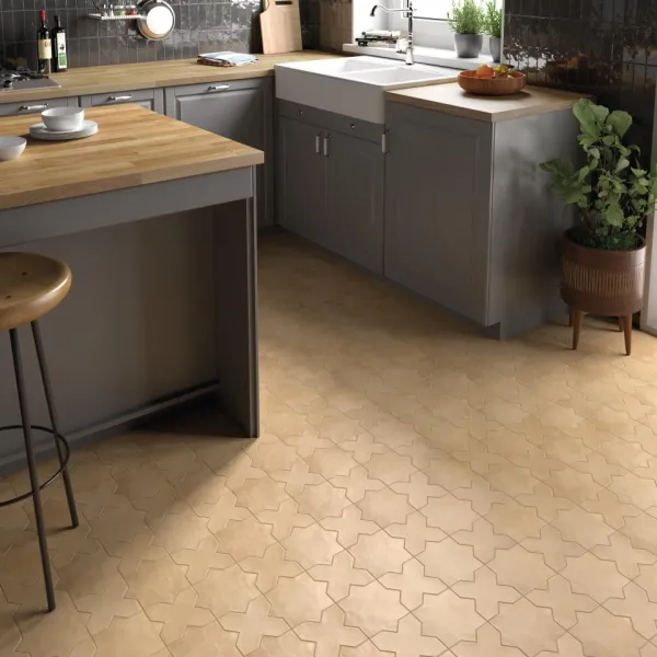 Cocina con azulejos efecto cemento en tonos cálidos, colección Kasbah de Equipe