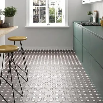 Cocina con azulejos efecto cemento en tonos neutros, colección Kasbah de Equipe