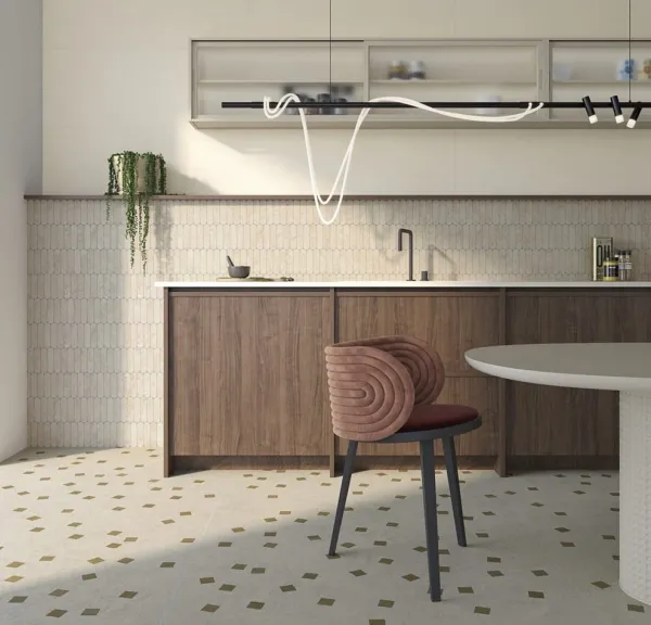 Cocina con azulejos efecto cemento en tonos cálidos, colección London de Vives