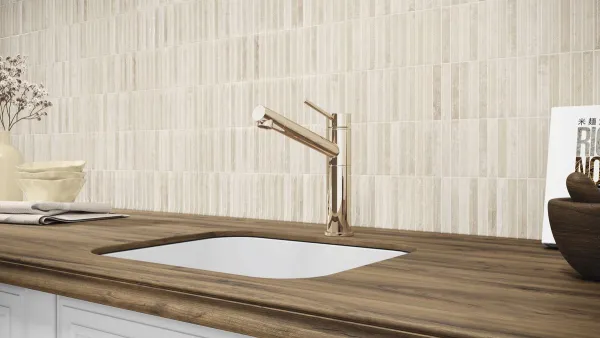 Cocina con azulejos efecto cemento en tonos cálidos, colección Moonstone de Ape