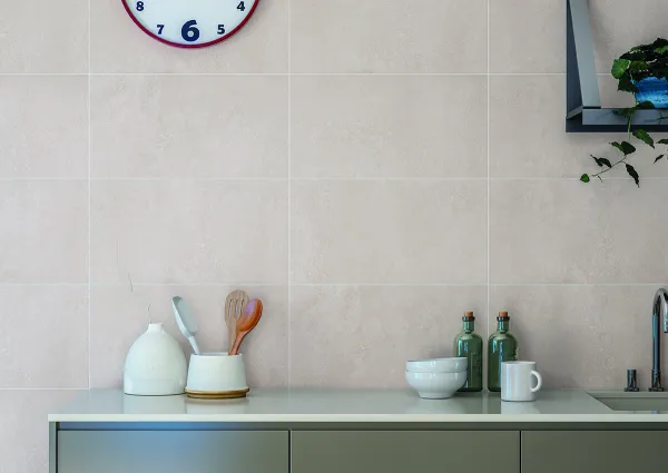 Cocina con azulejos efecto cemento en tonos neutros, colección Neutra de Cifre