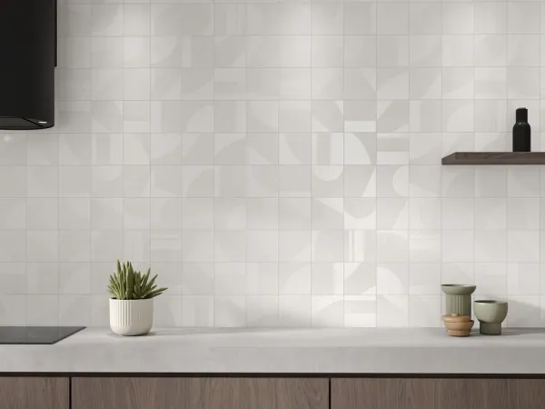 Cocina con azulejos efecto cemento en tonos neutros, colección Newclay - story de Argenta