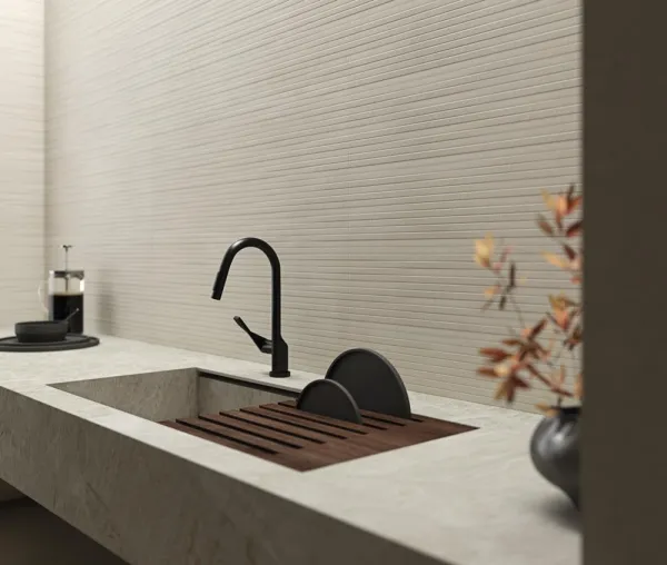 Cocina con azulejos efecto cemento en tonos cálidos, colección Nuages de Vives