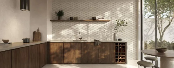 Cocina con azulejos efecto cemento en tonos cálidos, colección Omni de Peronda