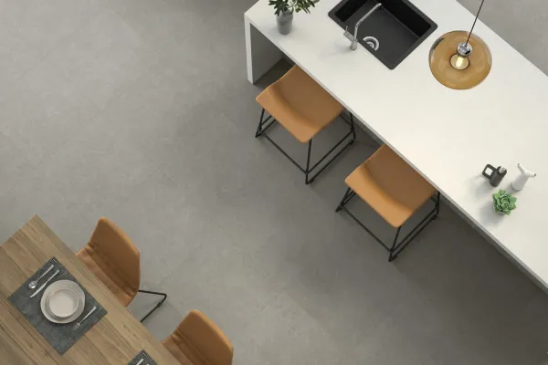 Cocina con azulejos efecto cemento en tonos neutros, colección Rex de Argenta