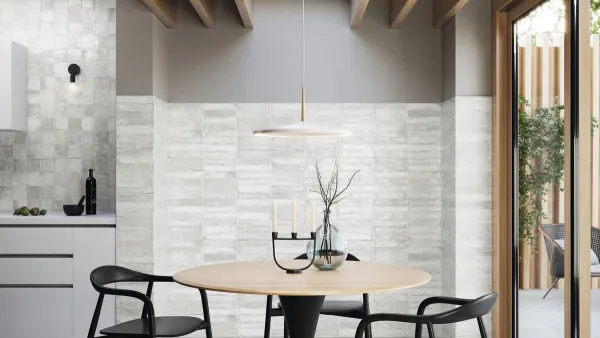 Cocina con azulejos efecto cemento en tonos neutros, colección Savannah de Ape