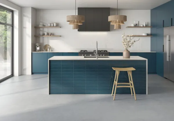 Cocina con azulejos efecto cemento en tonos fríos, colección Stucco de TAU ceràmica