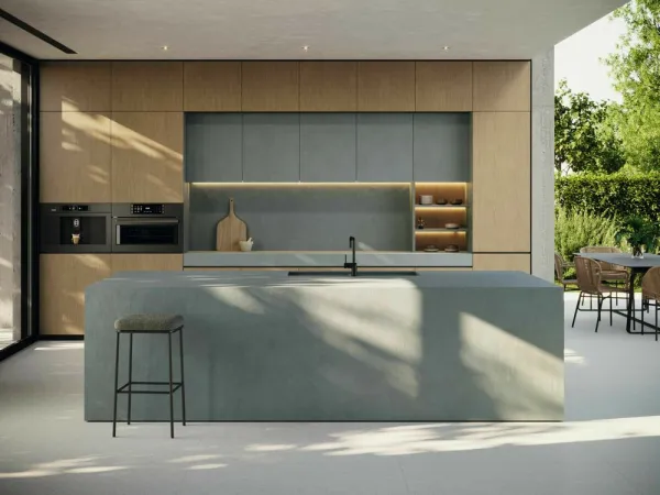 Cocina con azulejos efecto cemento en tonos neutros, colección Surface de Grespania
