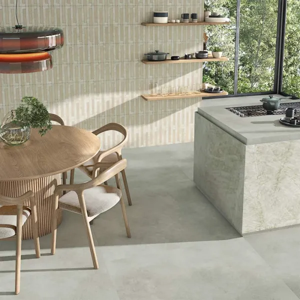 Cocina con azulejos efecto cemento en tonos neutros, colección Tandem de Vives