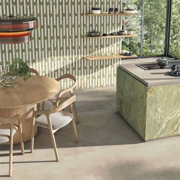 Cocina con azulejos efecto cemento en tonos cálidos, colección Tandem de Vives