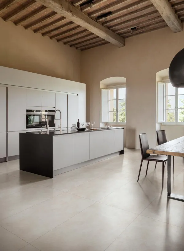 Cocina con azulejos efecto cemento en tonos cálidos, colección Terratech de Marazzi